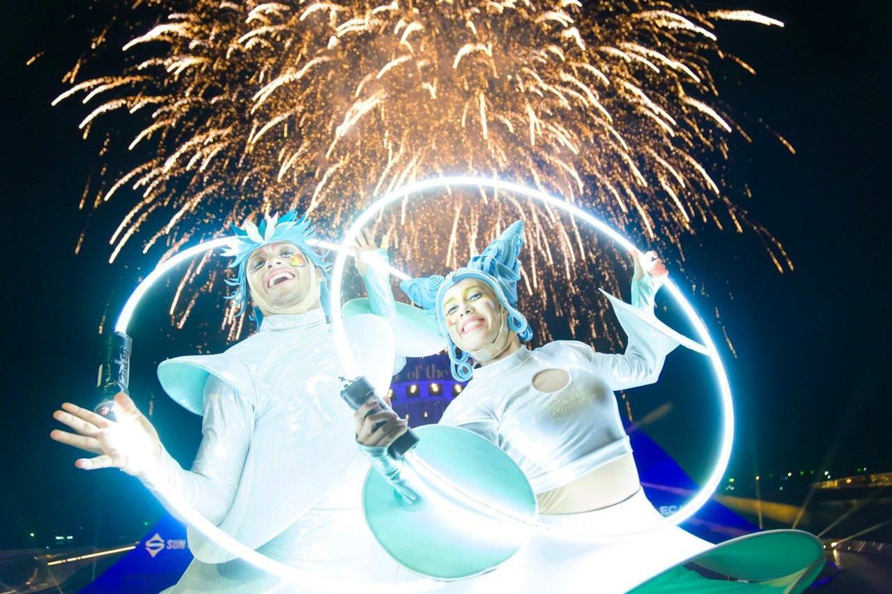Nghệ sĩ nước ngo&agrave;i biểu diễn tại Kiss Of The Sea Show