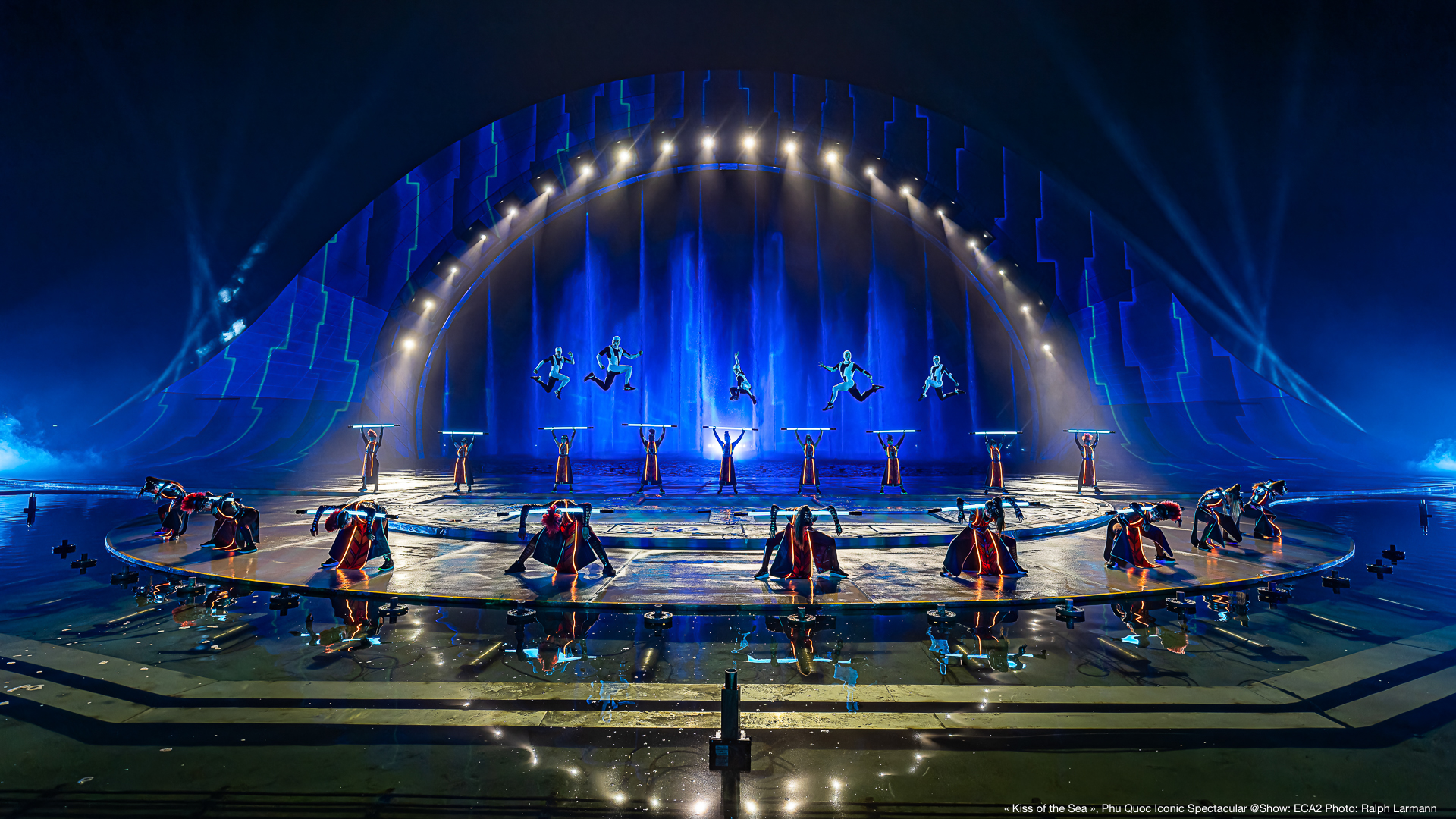 Kiss Of The Sea Team - Những con người ph&iacute;a sau l&agrave;m n&ecirc;n th&agrave;nh c&ocirc;ng của Show Diễn