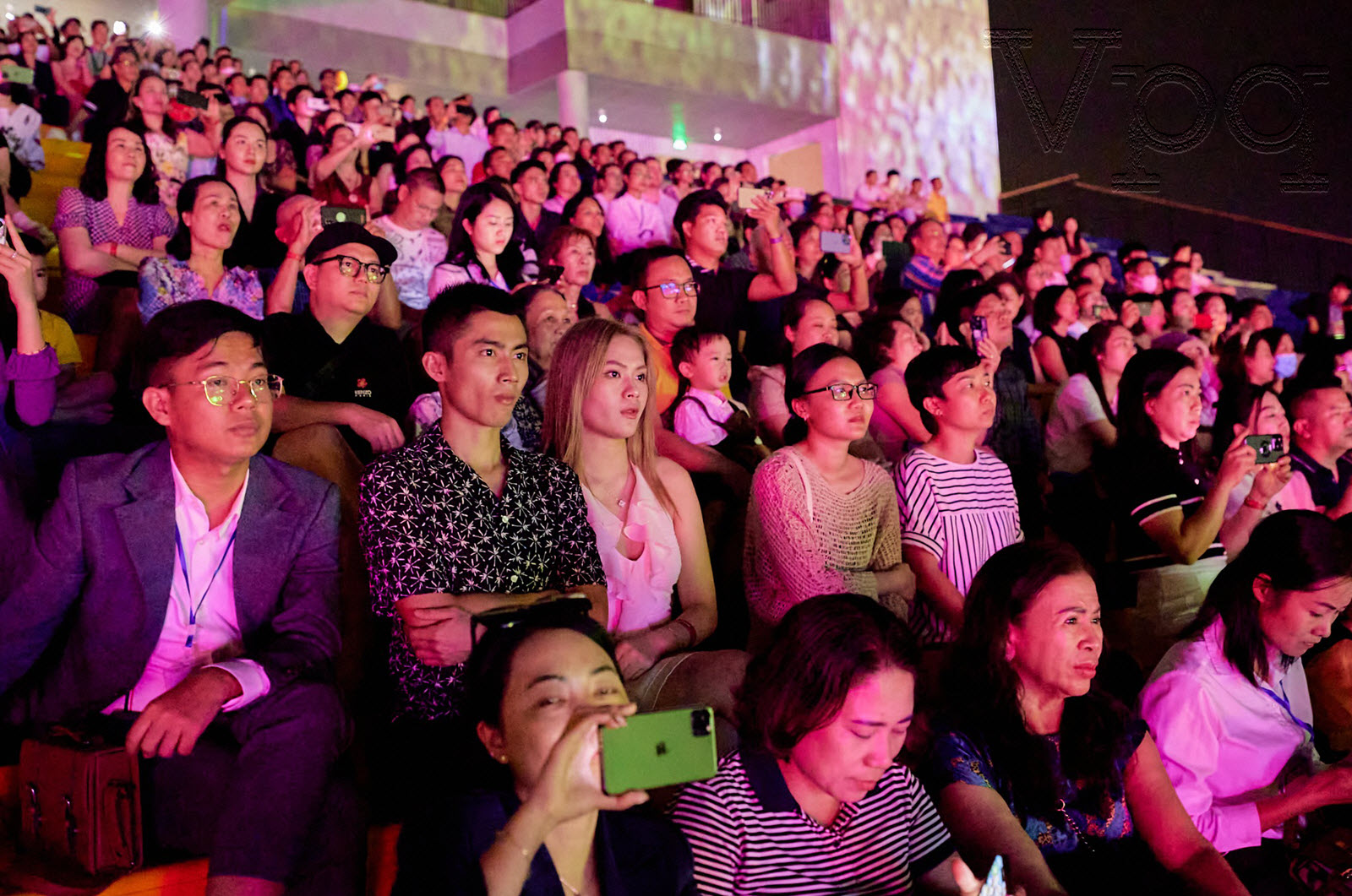 C&aacute;c vị kh&aacute;ch m&atilde;n nh&atilde;n khi tận hưởng show diễn đẳng cấp nhất ch&acirc;u &Aacute; n&agrave;y ngay tại Ph&uacute; Quốc