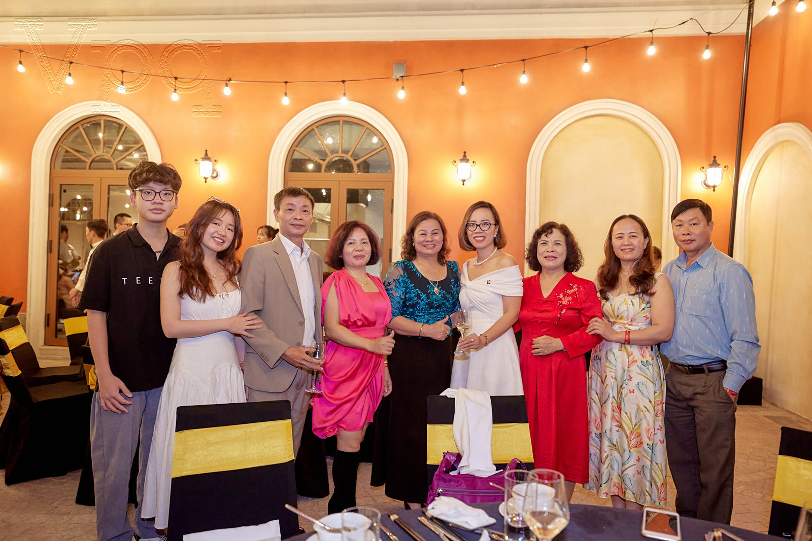 Những vị kh&aacute;ch h&agrave;ng VIP đồng h&agrave;ng c&ugrave;ng Sun Group chụp ảnh lưu niệm