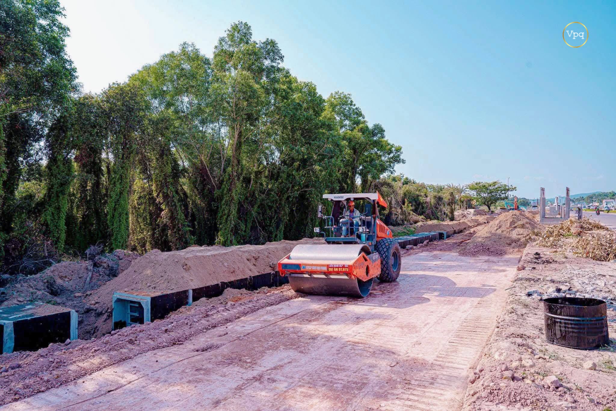 C&ocirc;ng trường ĐT.975 "chạy nước r&uacute;t" thi c&ocirc;ng nền đường trong cao điểm m&ugrave;a kh&ocirc;