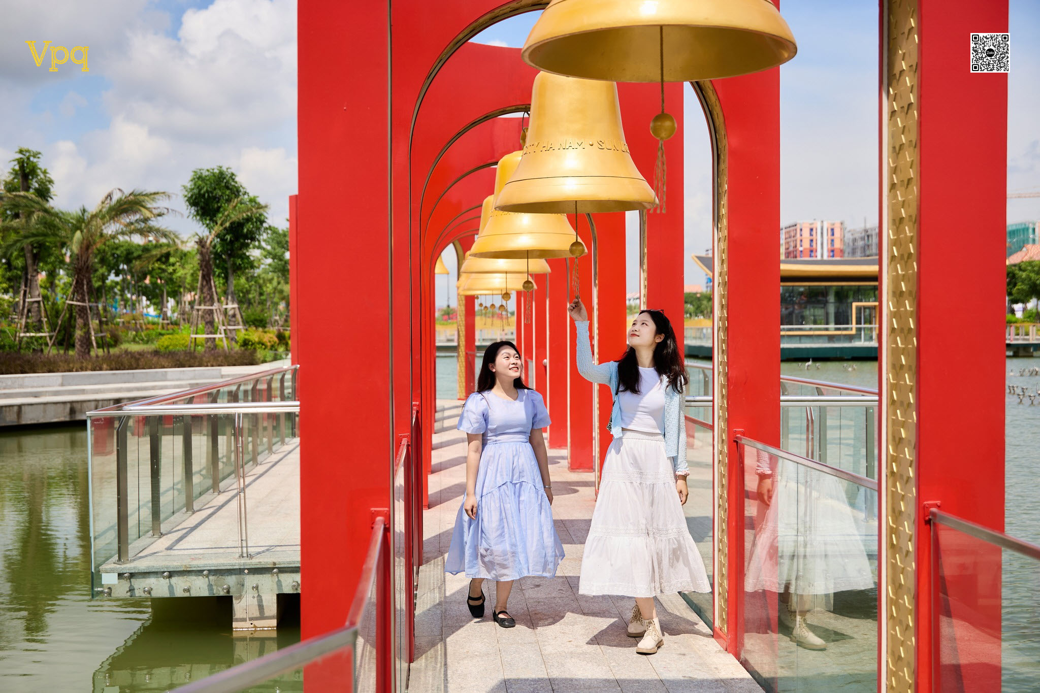 Cư d&acirc;n đi dạo v&agrave; check in tại C&ocirc;ng vi&ecirc;n lễ hội