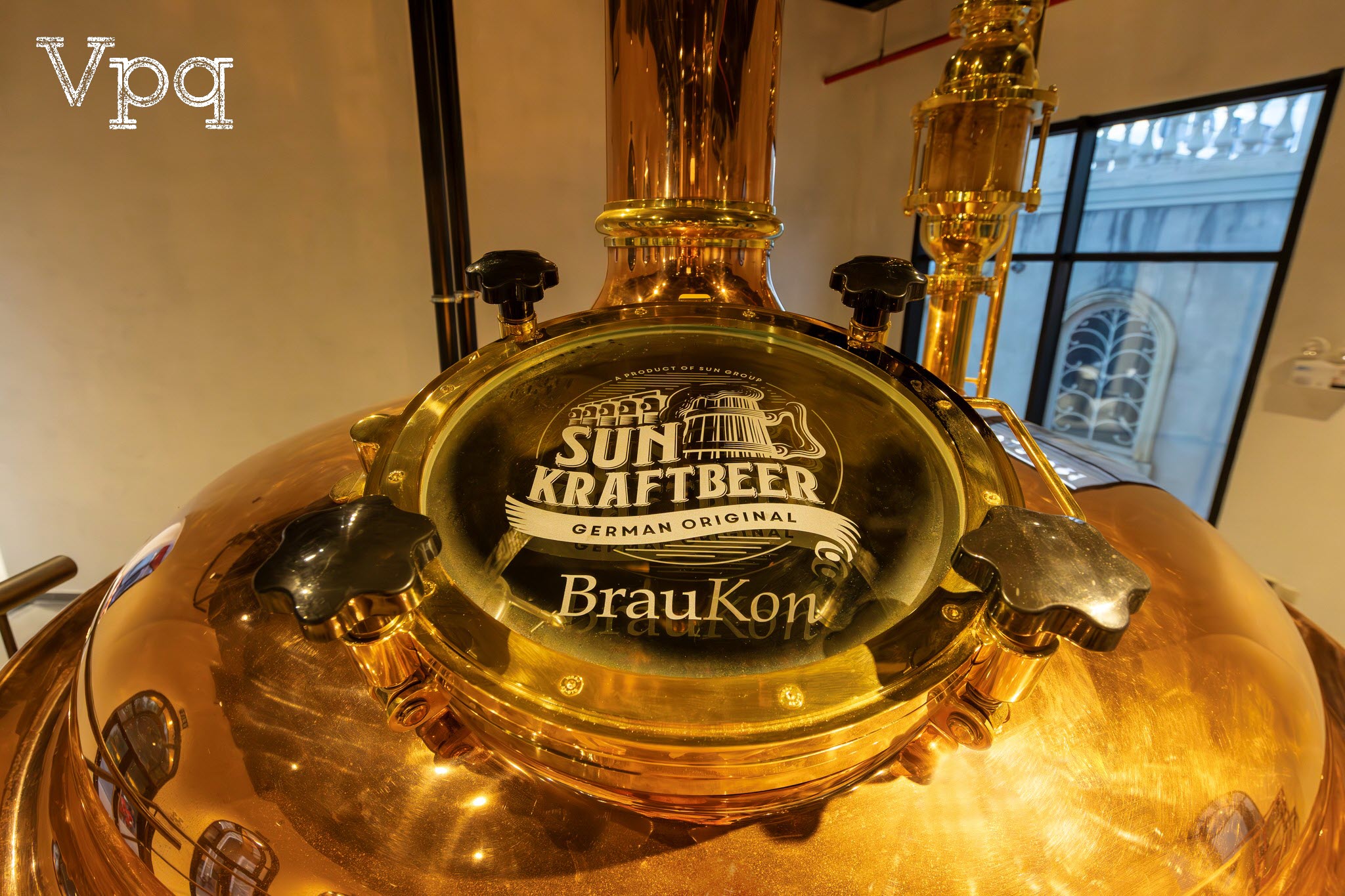 B&ecirc;n trong xưởng bia Phu Quoc Brew House 