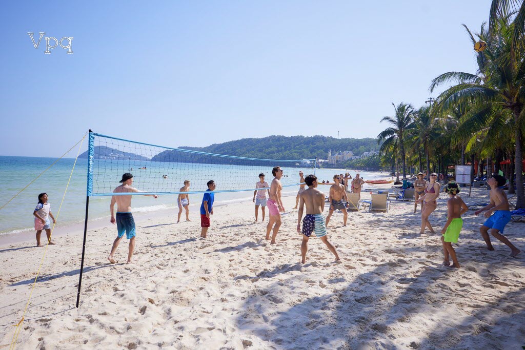 Du kh&aacute;ch vui chơi tại b&atilde;i biển Ph&uacute; Quốc