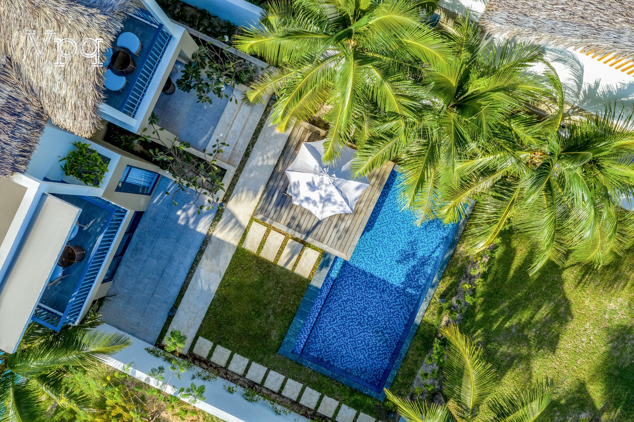 Hồ bơi phía trước căn biệt thự được bao quanh bởi sân vườn