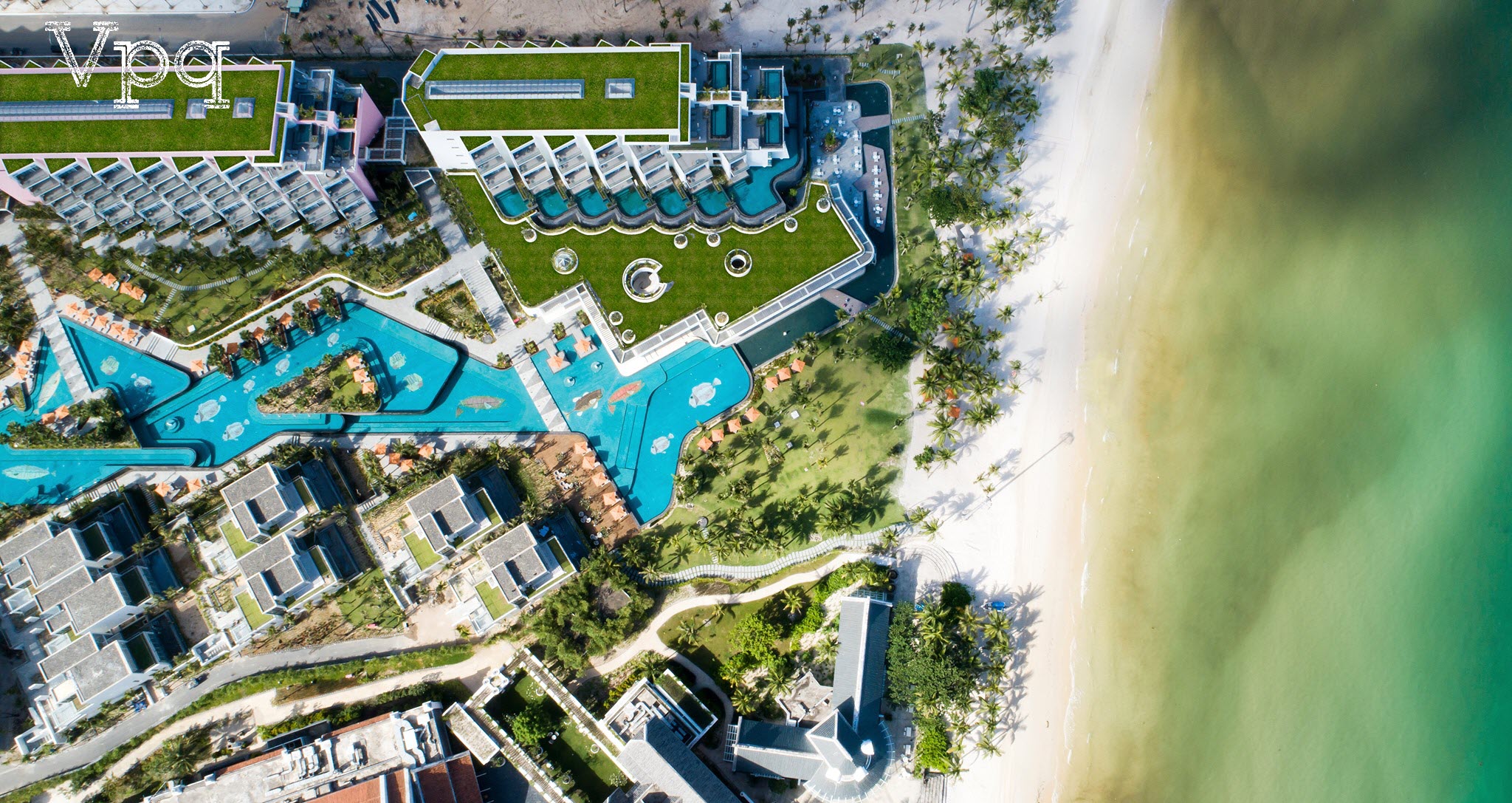 Hồ bơi 5.000m2 nhìn từ trên cao