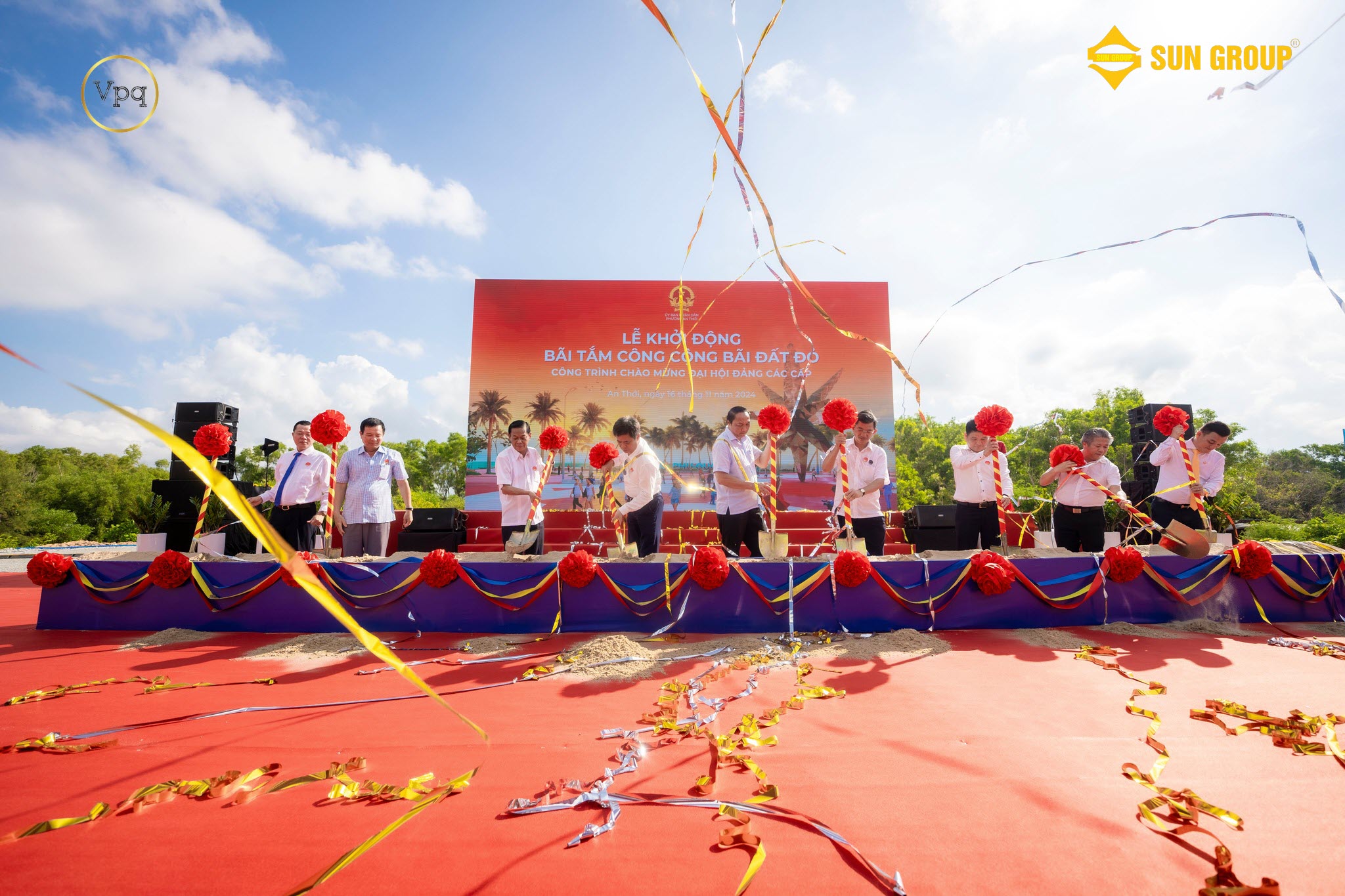 Đại diện l&atilde;nh đạo địa phương v&agrave; Sun Group tham dự buổi lễ