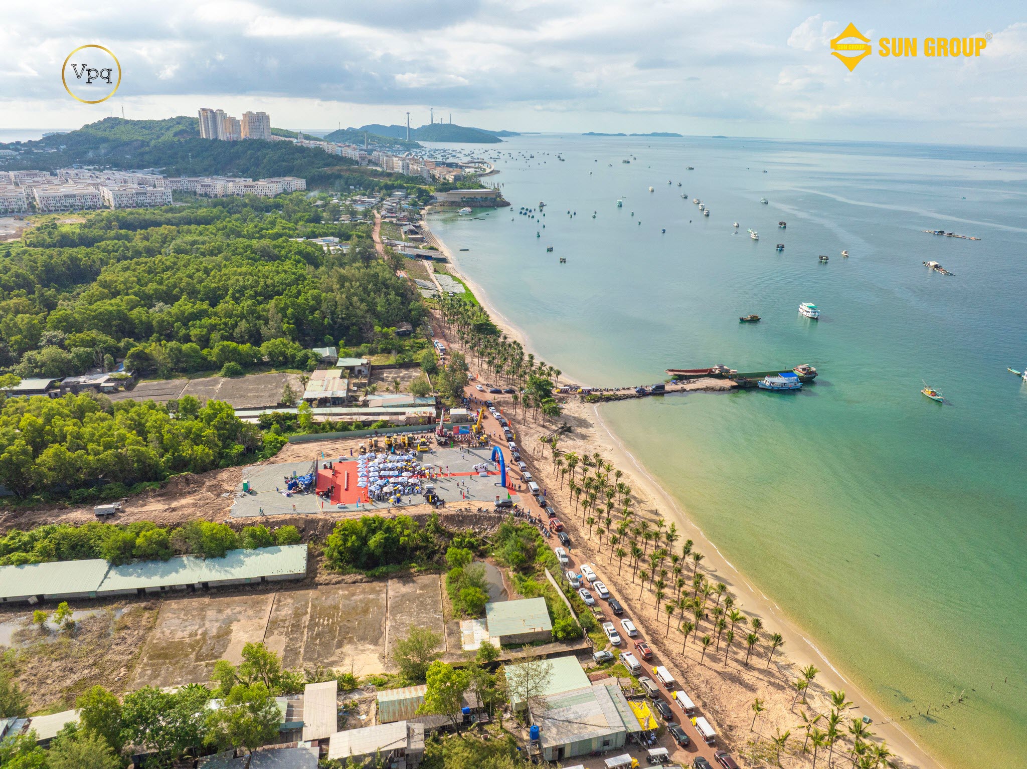 B&atilde;i Đất Đỏ nằm ngay cạnh Thị trấn Ho&agrave;ng H&ocirc;n - Sunset Town