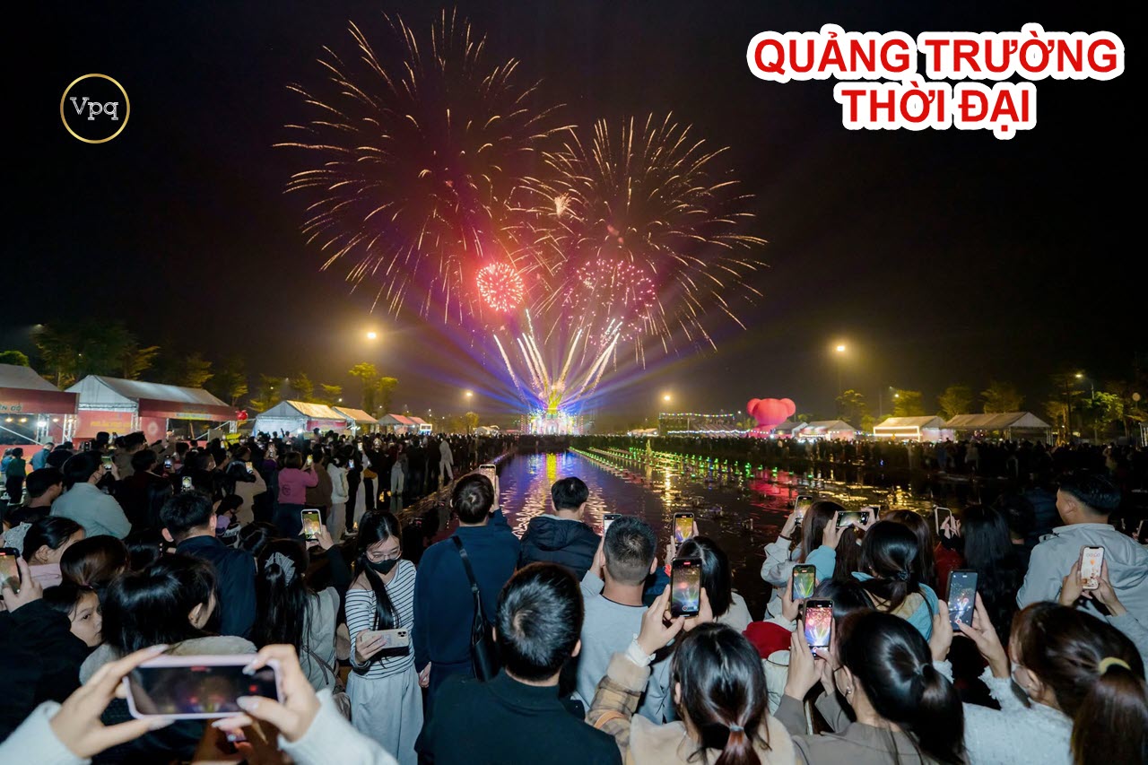 Khu vực Quảng trường Thời Đại Hà Nam vào cuối tuần lung linh với những màn trình diễn nghệ thuật pháo hoa và nhạc nước đầy sắc màu