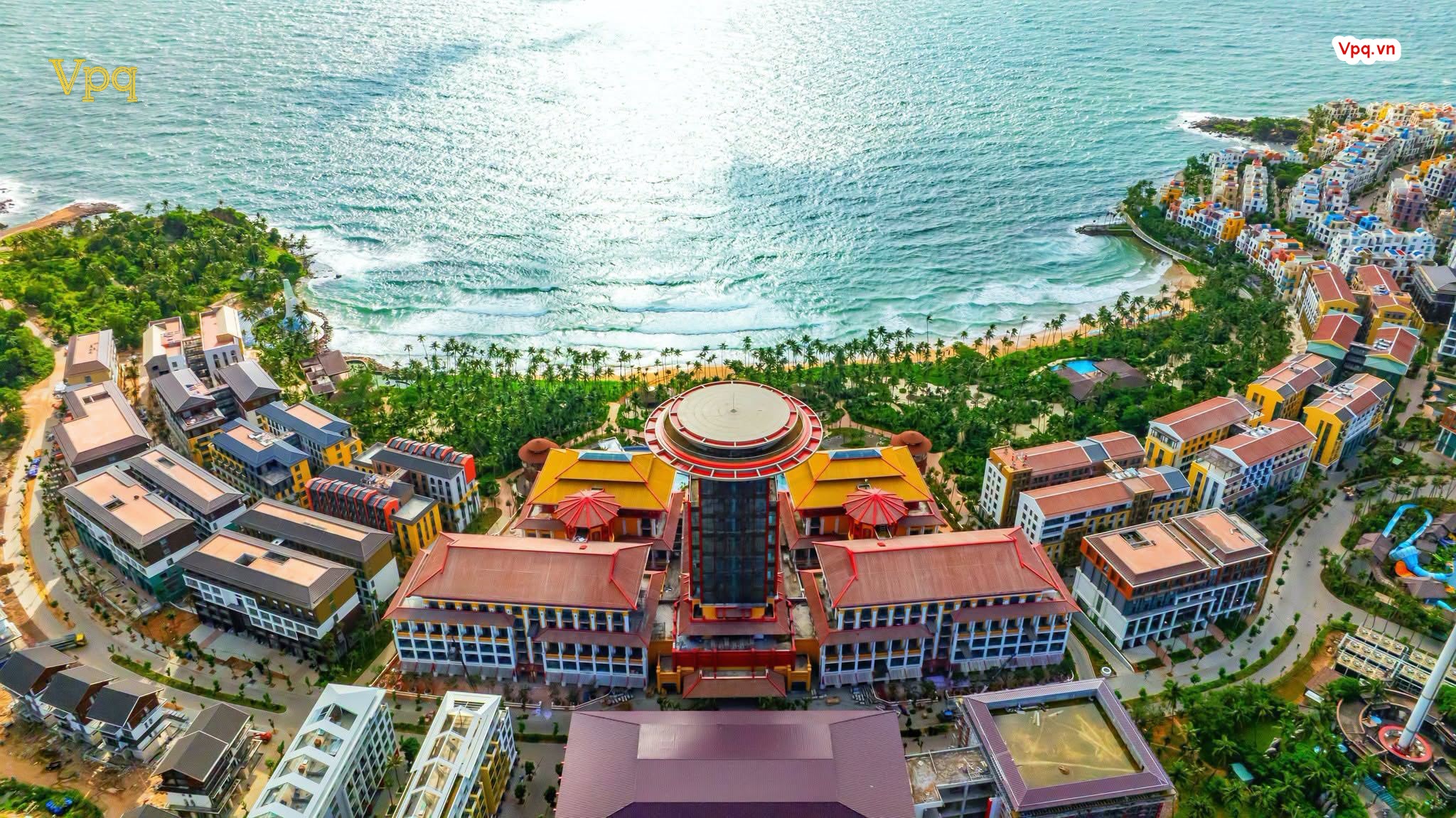 Những h&igrave;nh ảnh đầu ti&ecirc;n từ Rixos Phu Quoc h&eacute; lộ c&ocirc;ng tr&igrave;nh quy m&ocirc; lớn, gi&agrave;u dấu ấn văn h&oacute;a, hứa hẹn trở th&agrave;nh biểu tượng mới của h&ograve;n đảo v&agrave; tạo n&ecirc;n g&oacute;c check-in si&ecirc;u hot trong thời gian tới