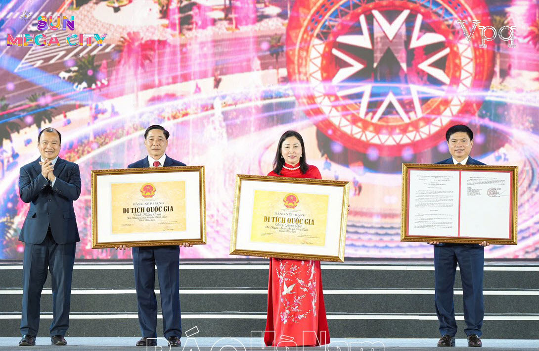 Đồng chí Lê Hải Bình, Thứ trưởng Thường trực Bộ Văn hóa, Thể thao và Du lịch trao quyết định của Thủ tướng Chính phủ công nhận 3 Bảo vật Quốc gia và Quyết định của Bộ VH, TT&DL công nhận 2 Di tích cấp quốc gia cho tỉnh Hà Nam