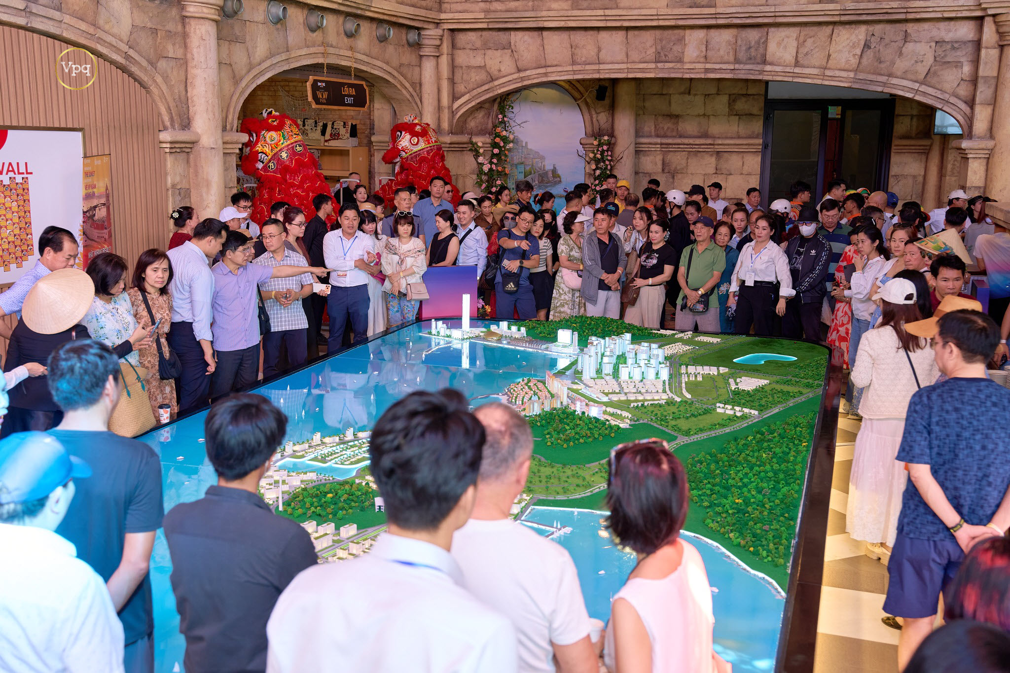Rất đông nhà đầu tư, khách hàng tham quan sa bàn Sun Group tại Phú Quốc