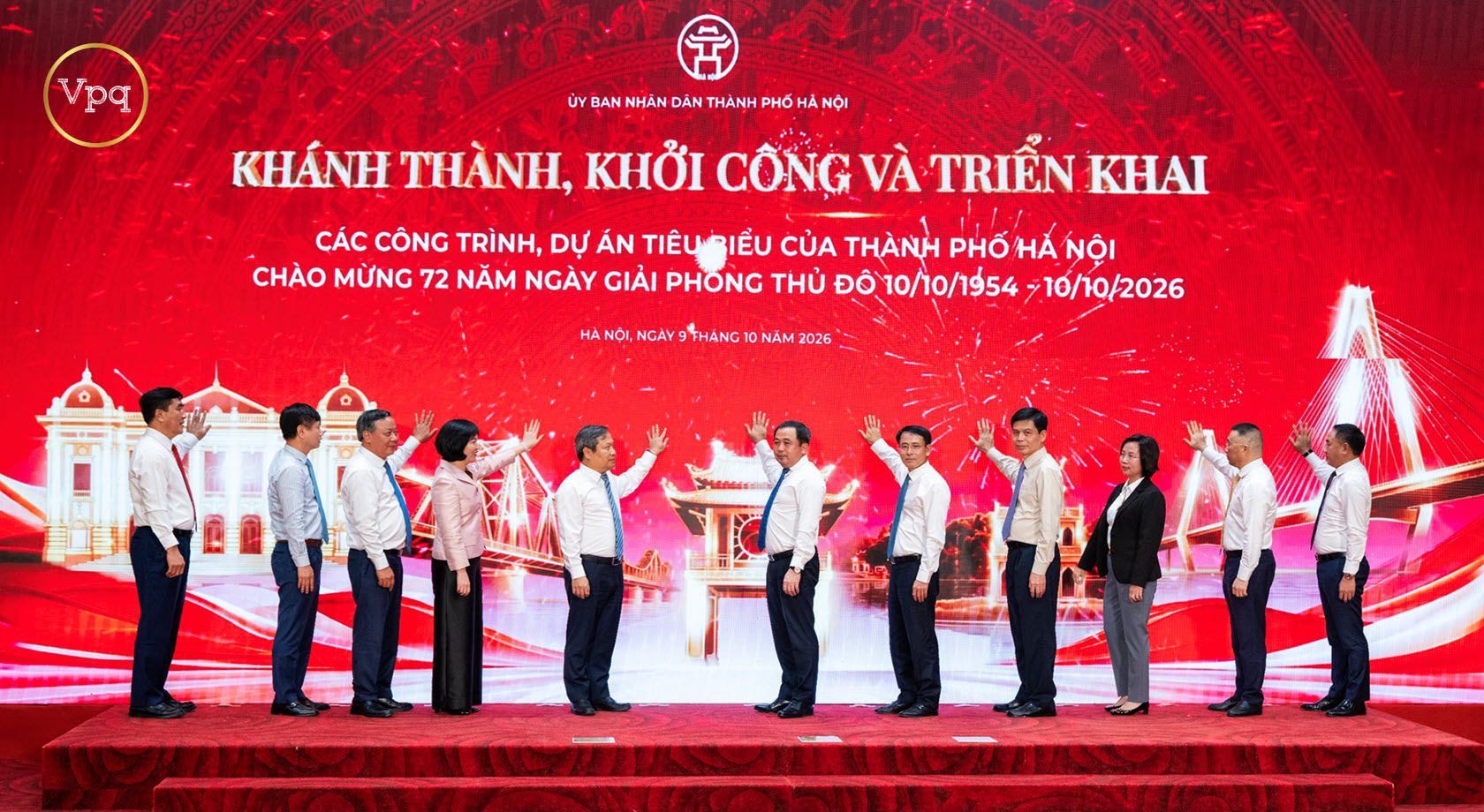 C&aacute;c đại biểu thực hiện nghi thức khởi c&ocirc;ng, kh&aacute;nh th&agrave;nh c&aacute;c dự &aacute;n ti&ecirc;u biểu của TP H&agrave; Nội