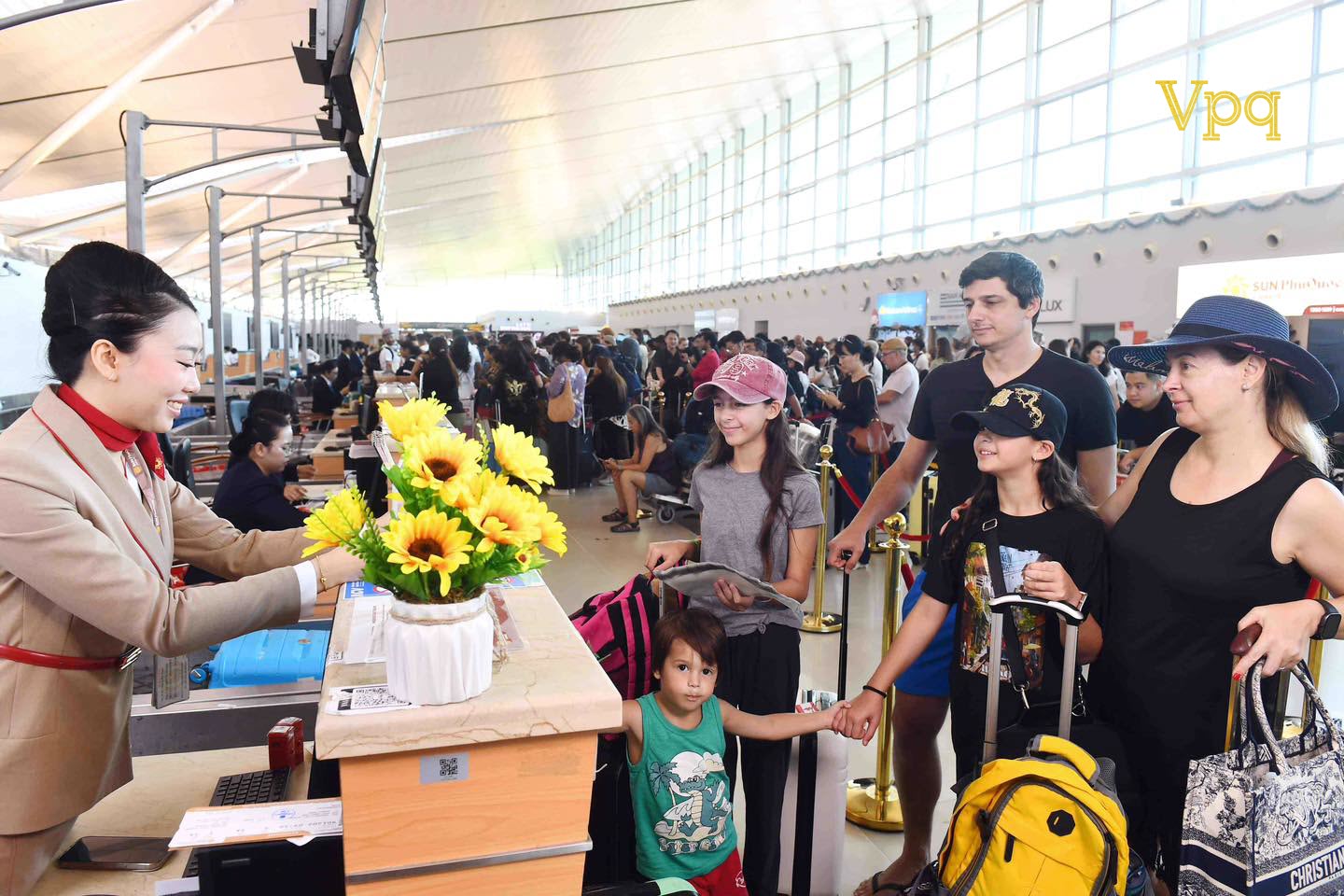 Du khách check in tại sân bay Phú Quốc