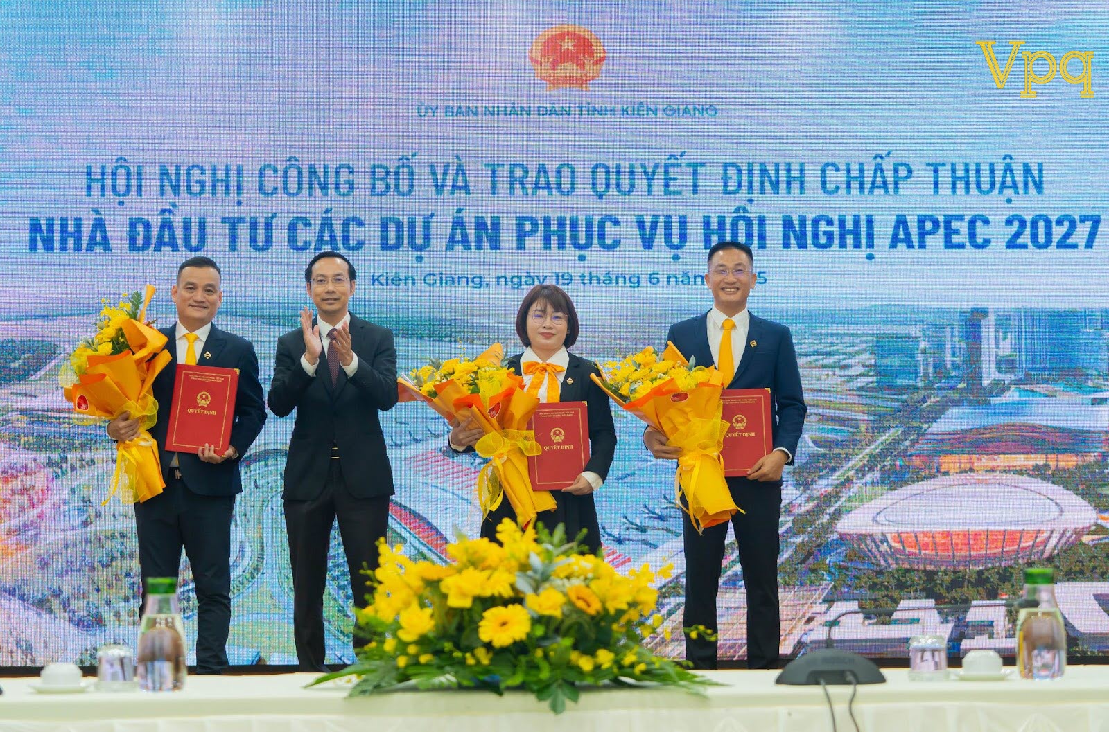 Lễ c&ocirc;ng bố v&agrave; trao quyết định chấp thuận nh&agrave; đầu tư c&aacute;c dự &aacute;n phục vụ hội nghị APEC 2027