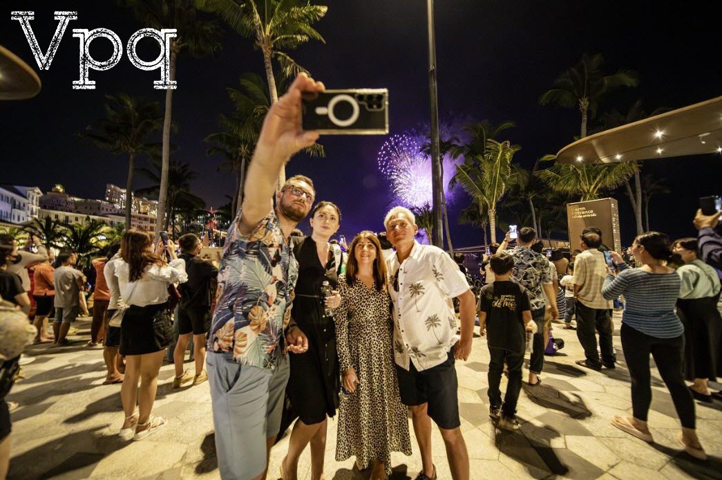 Du khách check in pháo hoa tại thị trấn Hoàng Hôn Phú Quốc