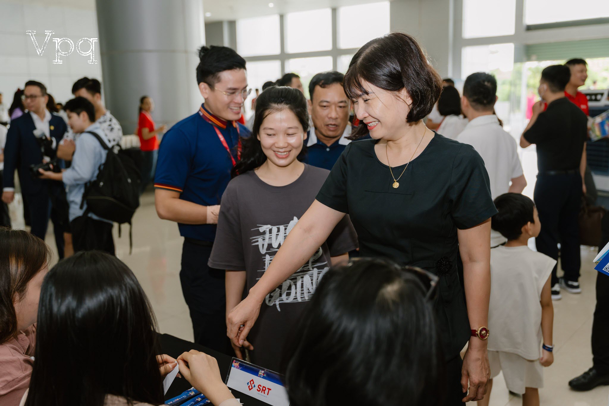 Kh&aacute;ch h&agrave;ng đến check in v&agrave; mang v&ograve;ng tay may mắn