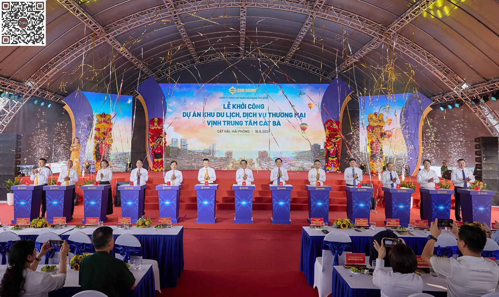 C&aacute;c đại biểu nhấn n&uacute;t khởi c&ocirc;ng Dự &aacute;n Khu du lịch, dịch vụ thương mại Vịnh Trung t&acirc;m C&aacute;t B&agrave;