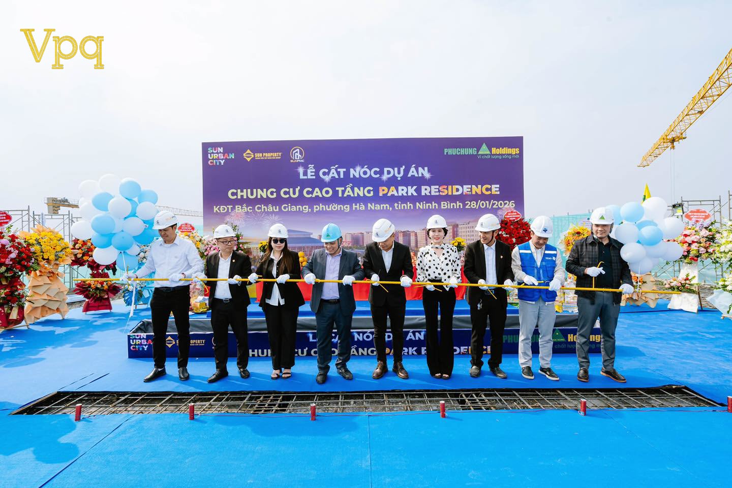 Các đại diện tham dự lễ cất nóc chung cư Park Residence
