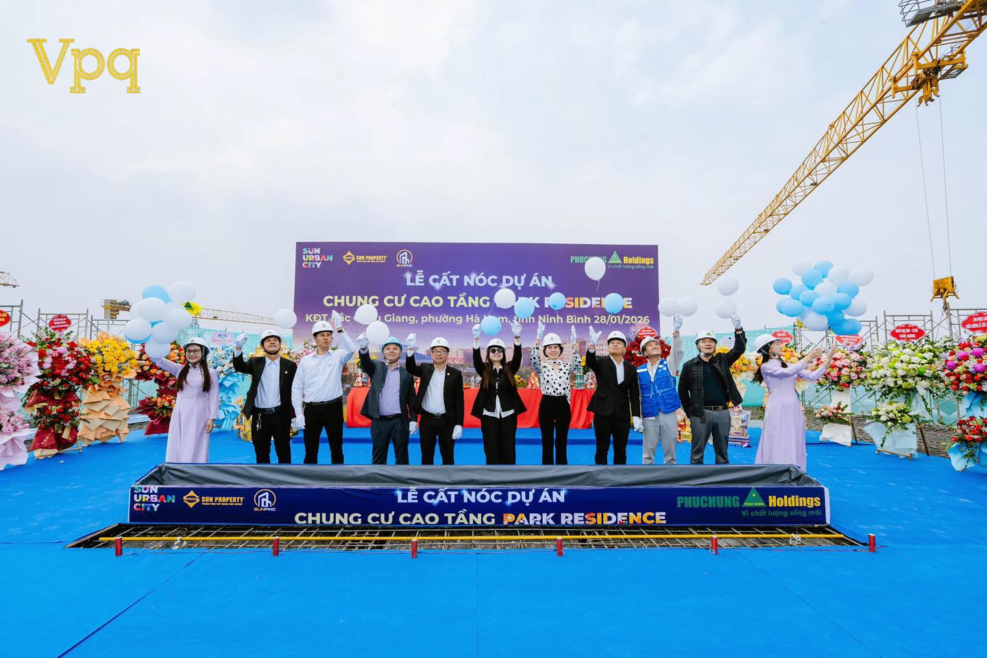 Buổi lễ cất nóc diễn ra với không khí vui vẻ và hào hứng