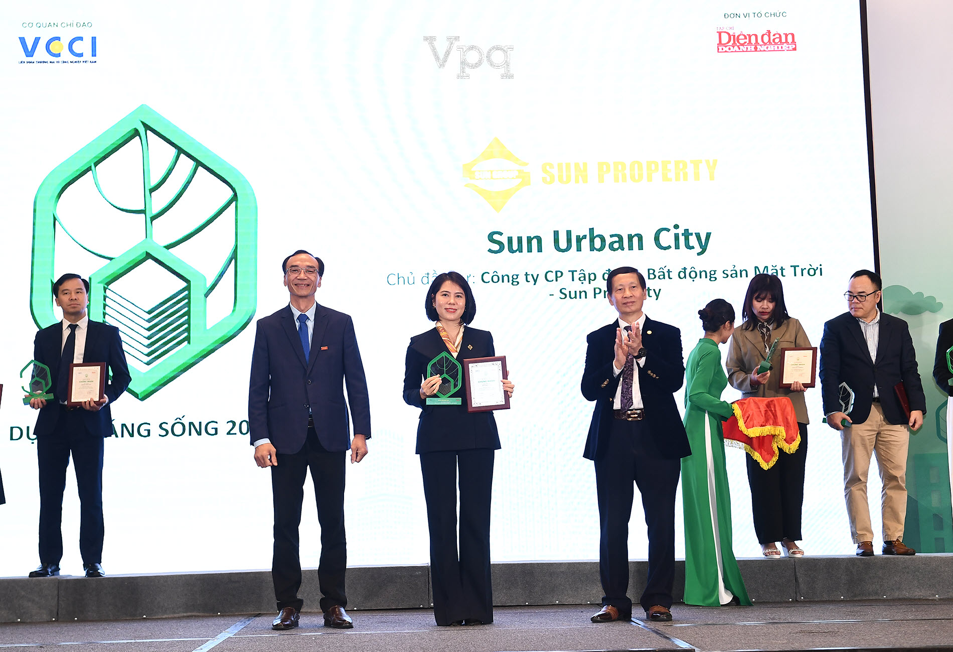 Bà Trịnh Kim Ngần, Giám đốc Kinh doanh Sun Property nhận chứng nhận "Dự án đáng sống" cho Sun Urban City Hà Nam