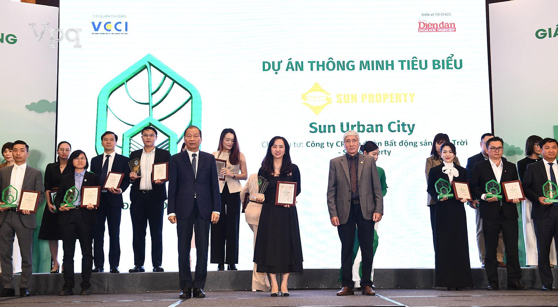 Bà Nguyễn Kiều Anh, Giám đốc Marketing và R&D Sun Property nhận chứng nhận "Dự án thông minh tiêu biểu" cho Sun Urban City Hà Nam