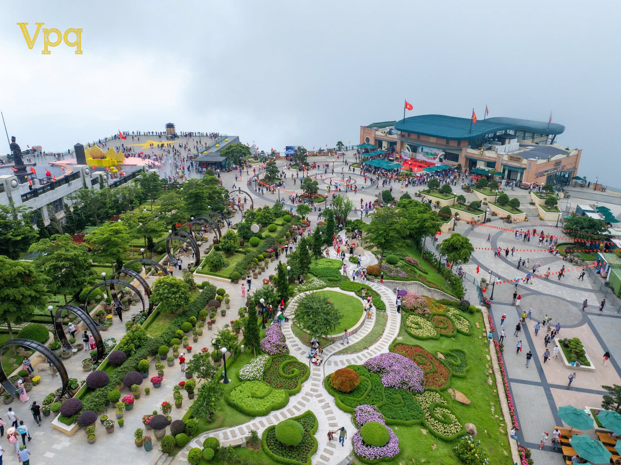 Không khí lễ hội tại nhà ga cáp treo