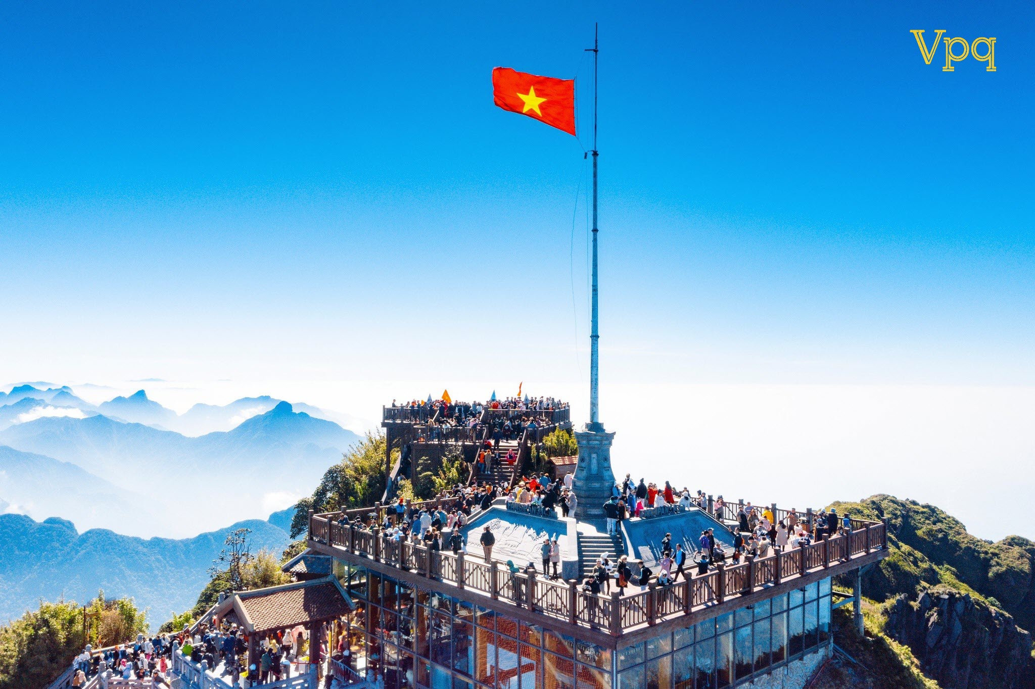Du khách dự lễ Thượng cờ tại Fansipan