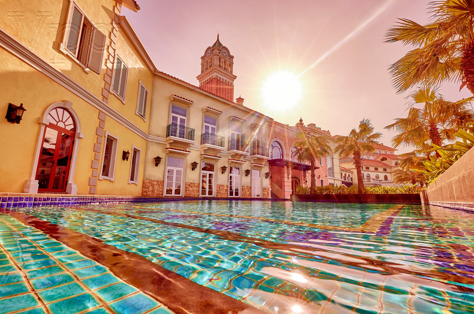 Th&aacute;p đồng hồ Venice nh&igrave;n từ hồ bơi Central Village