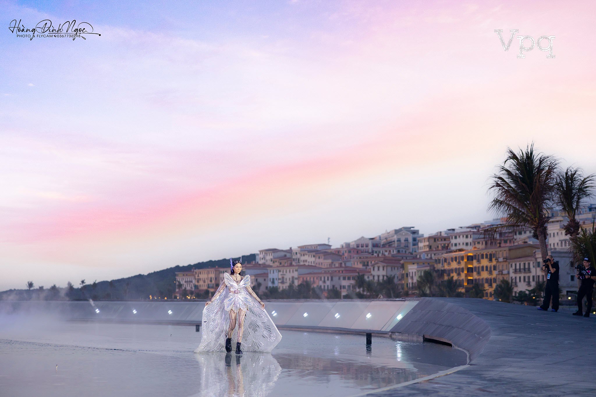 Si&ecirc;u Mẫu Thanh Hằng catwalk tại s&agrave;n diễn Sunset Town