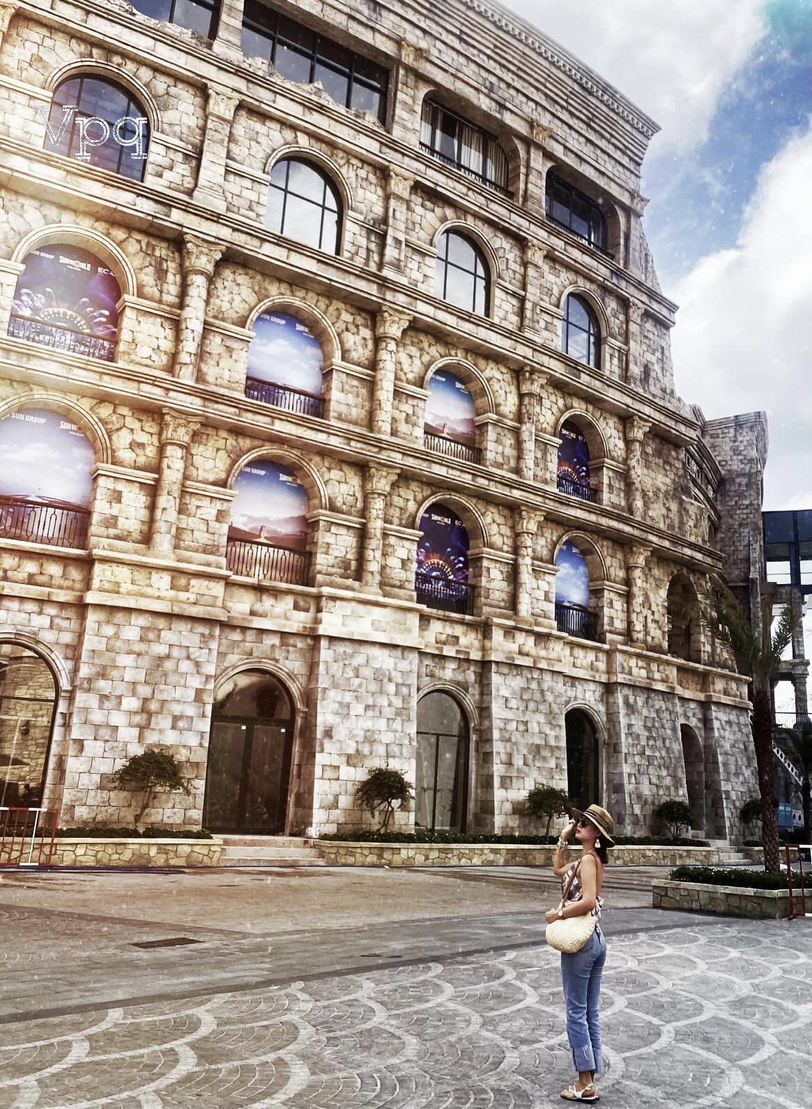 Nữ du khách check in tại Ga An Thới, Sunset Town Phú Quốc
