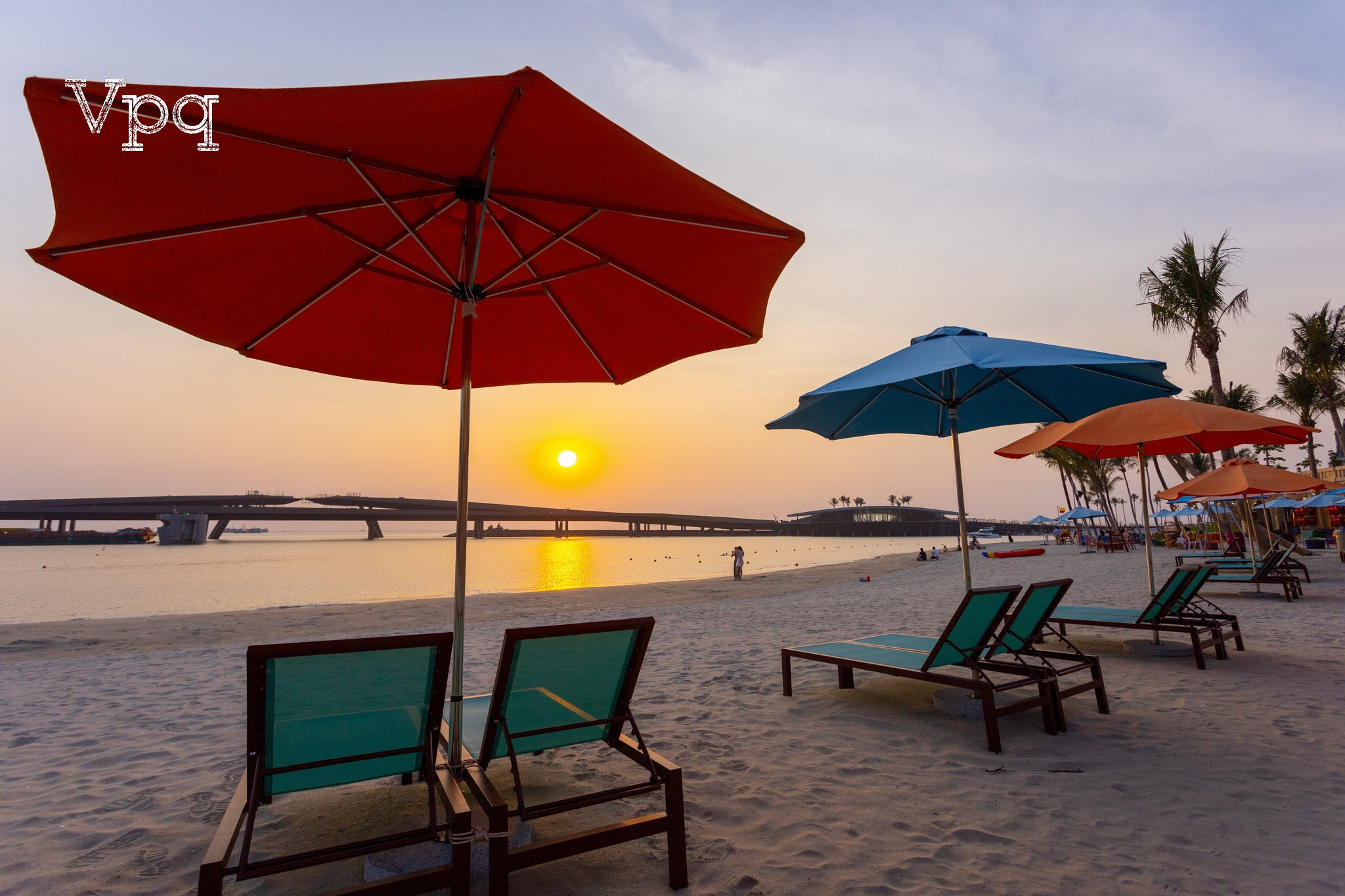 B&atilde;i tắm trải d&agrave;i từ kết nối c&aacute;c c&ocirc;ng tr&igrave;nh biểu tượng v&agrave; trung t&acirc;m Central Village