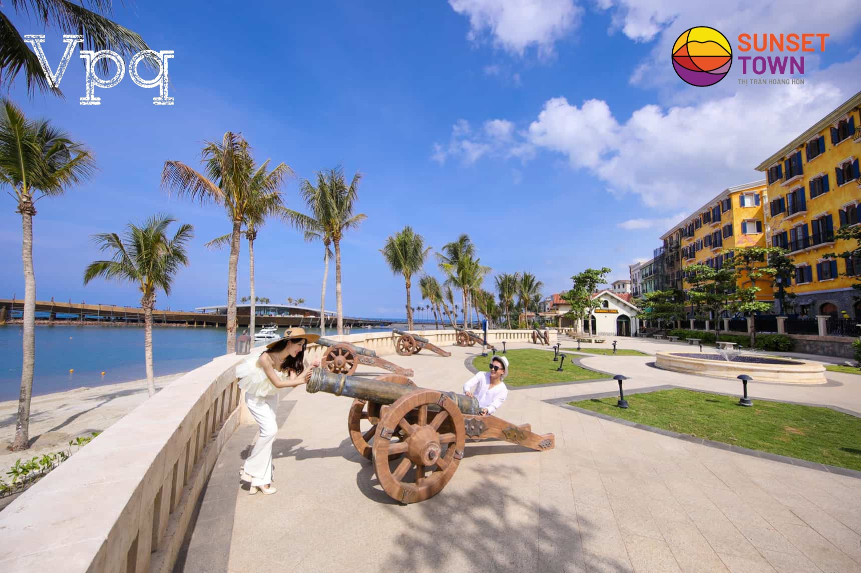 Quảng trường Otranto b&ecirc;n b&atilde;i biển Sunset Town