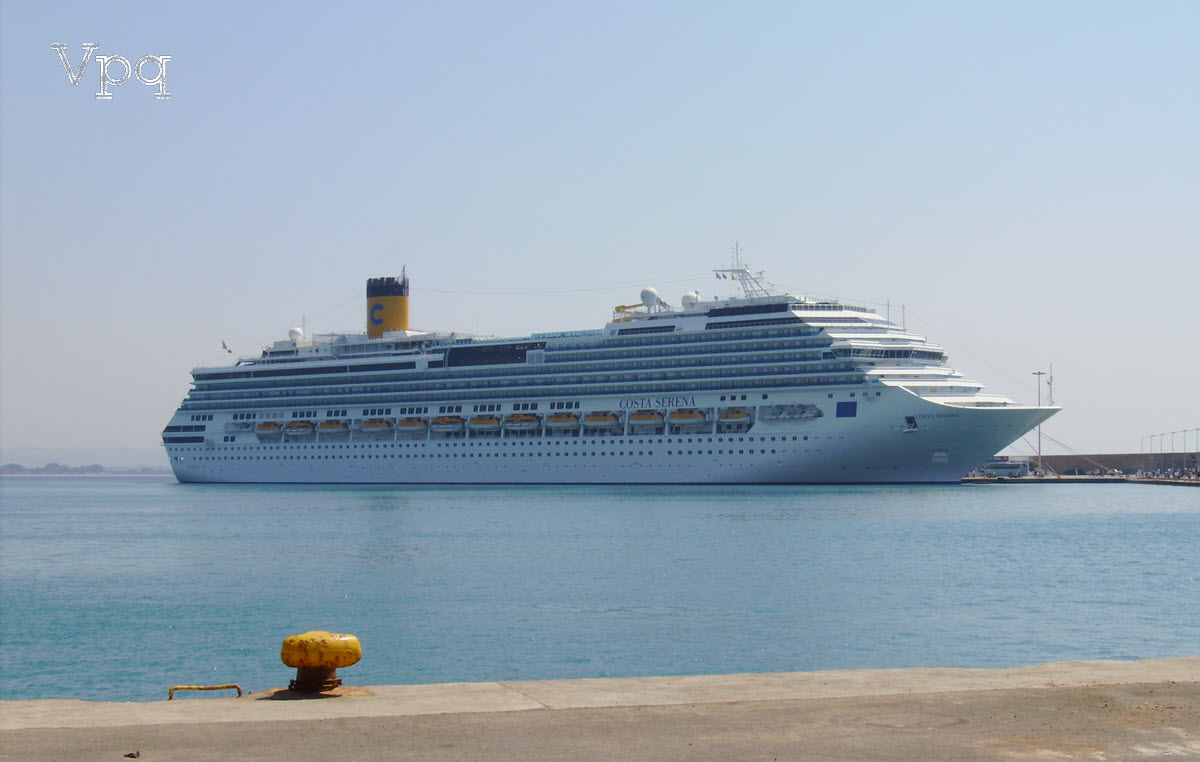 H&igrave;nh &agrave;nh t&agrave;u Costa Serena cập cảng h&agrave;nh kh&aacute;ch