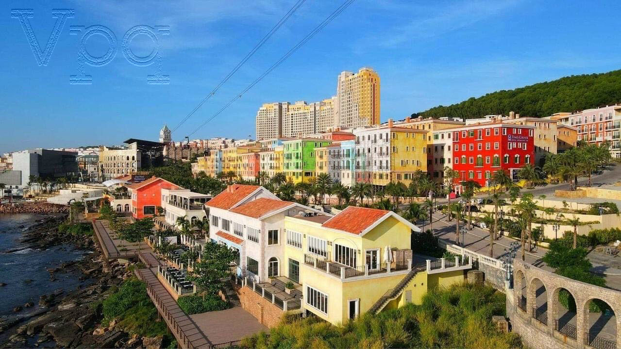 Những căn nh&agrave; h&agrave;ng ven biển độc đ&aacute;o kết hợp c&ugrave;ng Ga c&aacute;p treo H&ograve;n Thơm