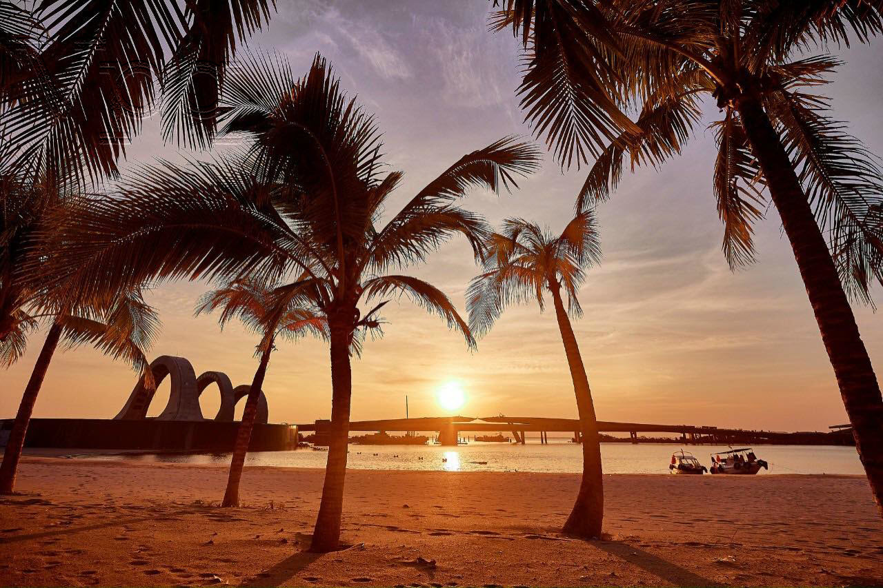 Ho&agrave;ng H&ocirc;n chiếu xuống b&atilde;i c&aacute;t Sunset Town