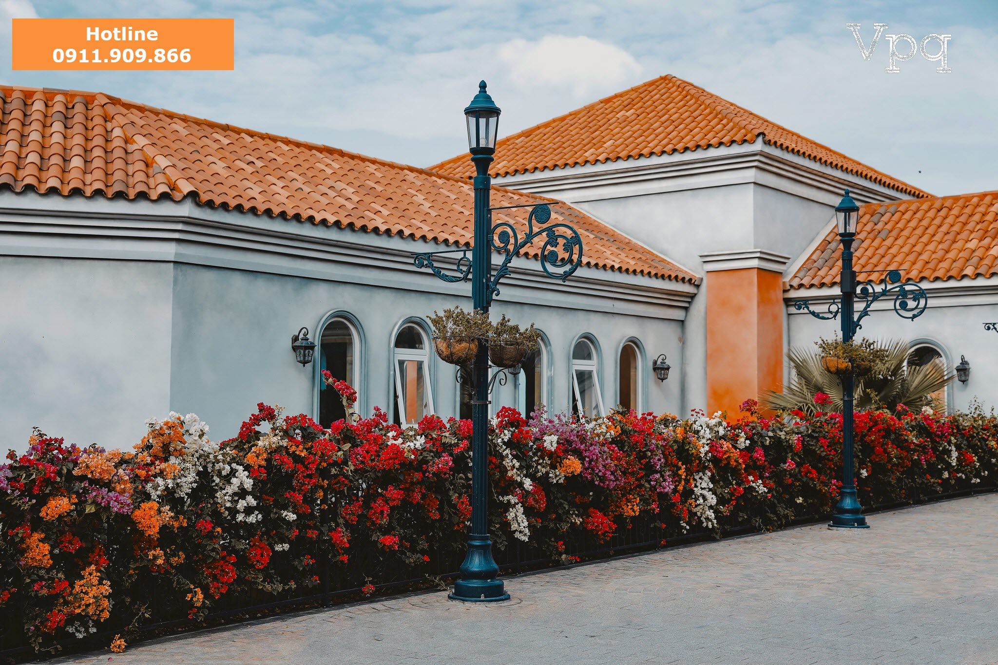 Những rặng hoa sặc sỡ m&agrave;u sắc tại thị trấn Ho&agrave;ng H&ocirc;n