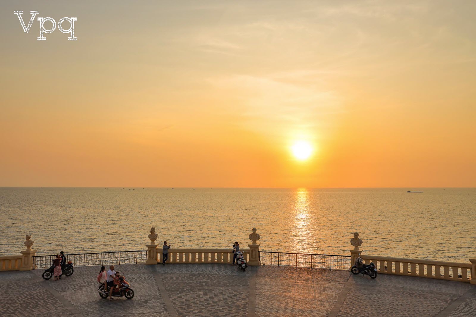 Quảng trường biển thị trấn Ho&agrave;ng H&ocirc;n