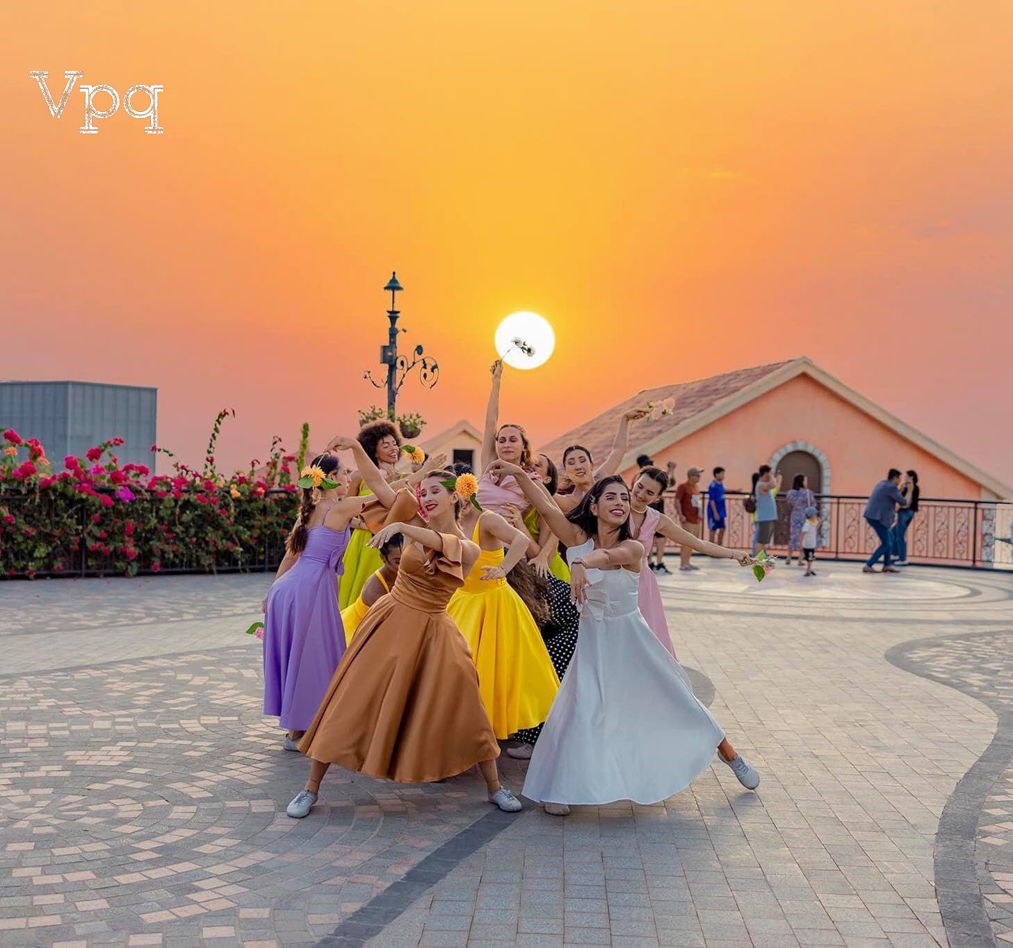 Những c&ocirc; g&aacute;i xinh đẹp tại thị trấn Ho&agrave;ng H&ocirc;n - Sunset Town