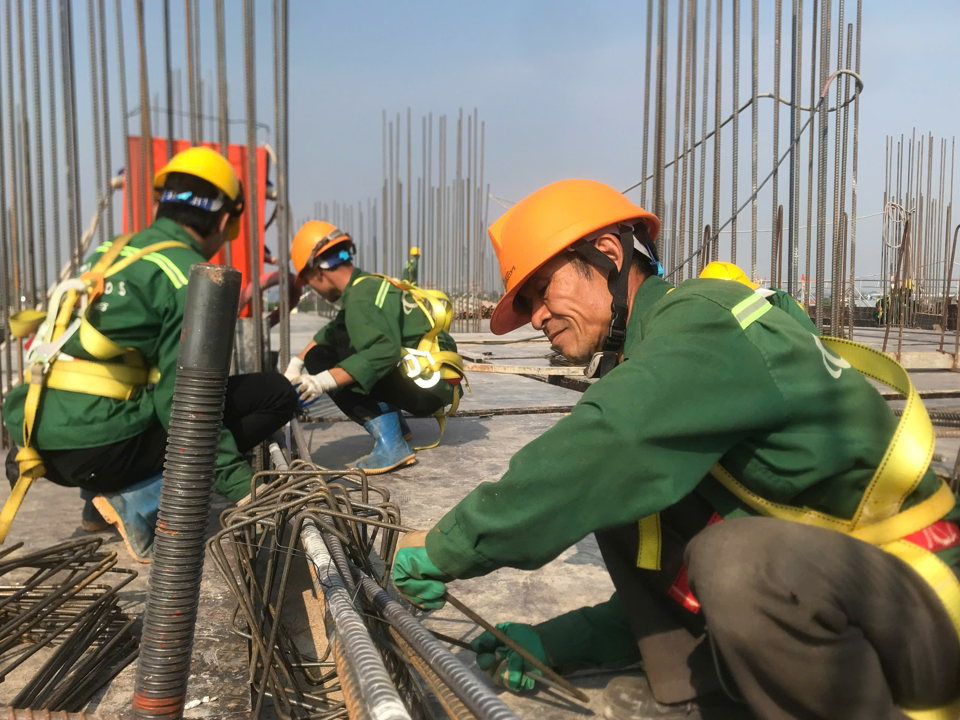 Những vị anh h&ugrave;ng thầm lặng đang thi c&ocirc;ng tại dự &aacute;n