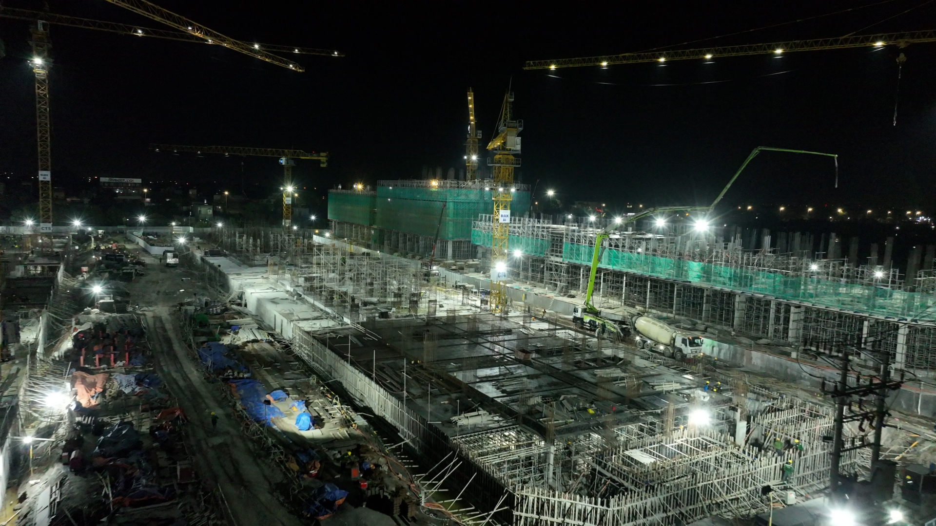 C&ocirc;ng trường thi c&ocirc;ng tăng ca đến 22h đ&ecirc;m