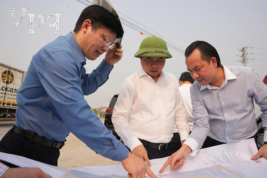 Đồng ch&iacute; Trương Quốc Huy, B&iacute; thư Tỉnh ủy c&ugrave;ng đi kiểm tra địa điểm x&acirc;y dựng Trường đại học Kinh tế quốc d&acirc;n tại Khu đại học Nam Cao