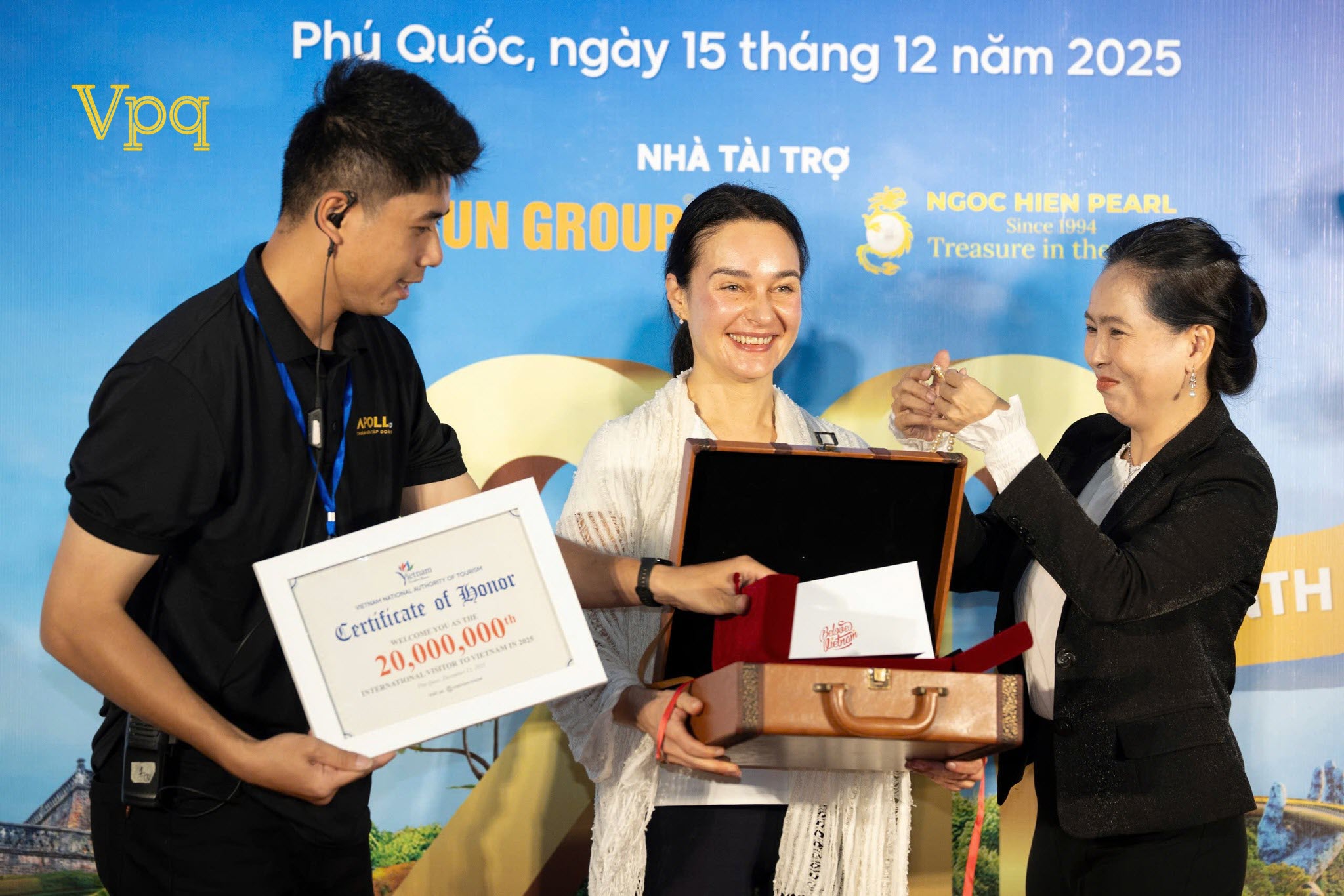 Vị khách thứ 20.000.000 xúc động khi nhận được phần quà đặc biệt.