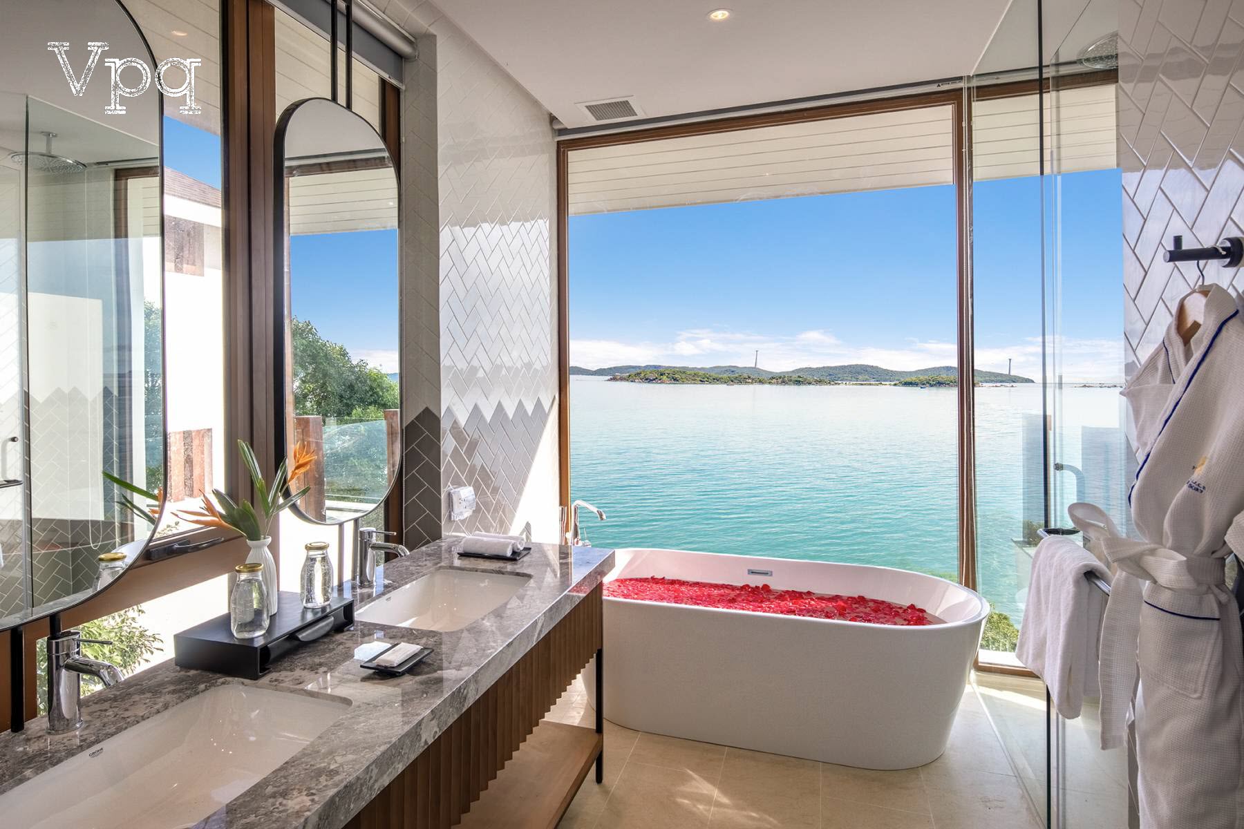 Bồn tắm Eden Bay hướng trực diện biển