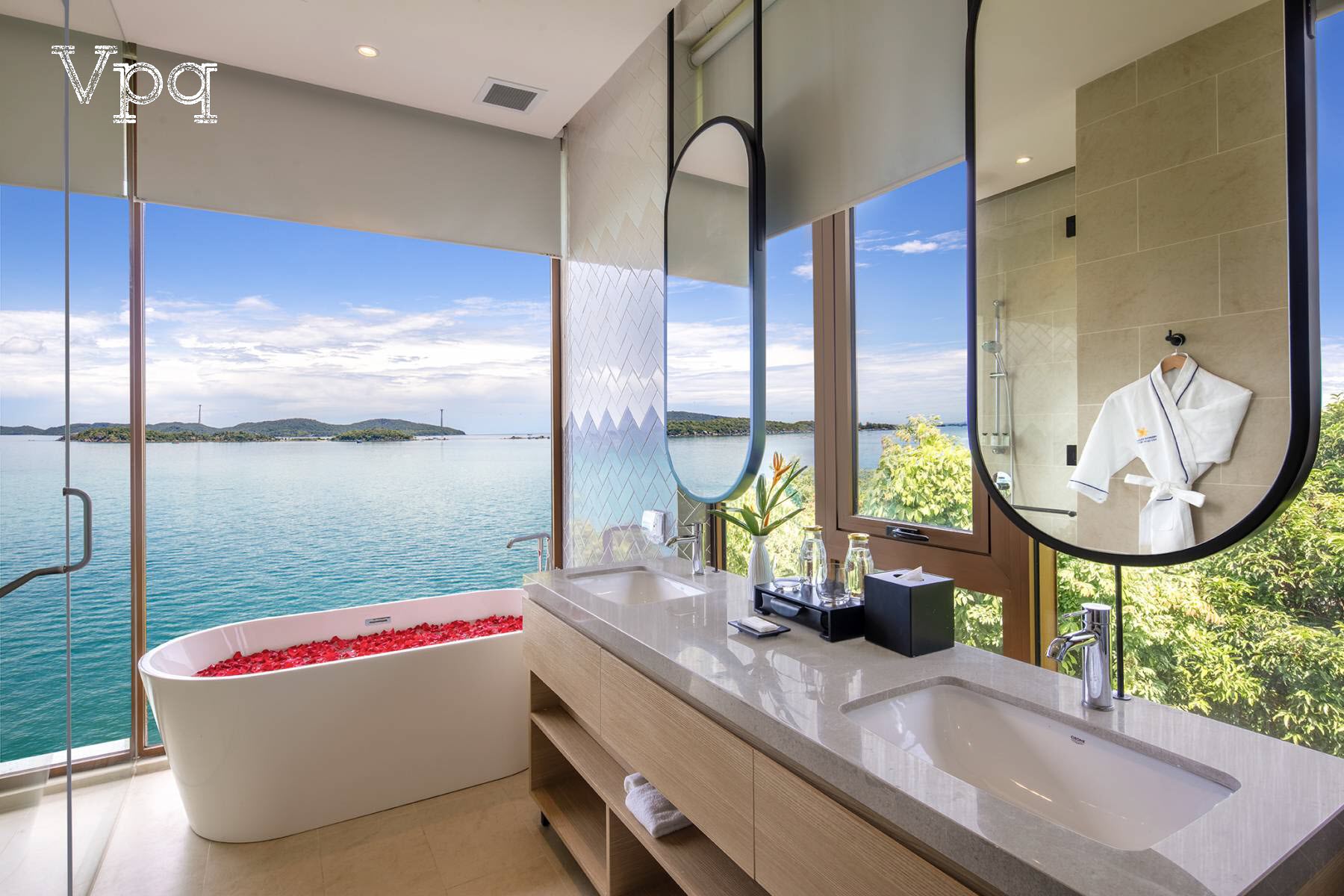 Phòng tắm biệt thự Eden Bay trên ghềnh đá