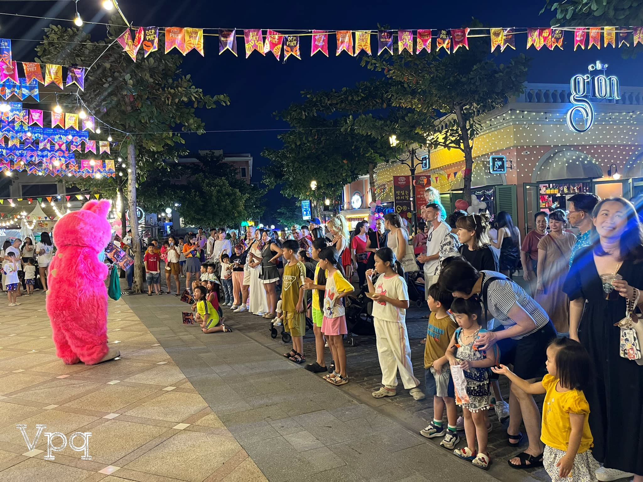 Chill chill dạo bước giữa các kios đậm chất sáng tạo và ngắm hoàng hôn tô mầu biển trời mỗi chiều ĐẸP PHẾT
