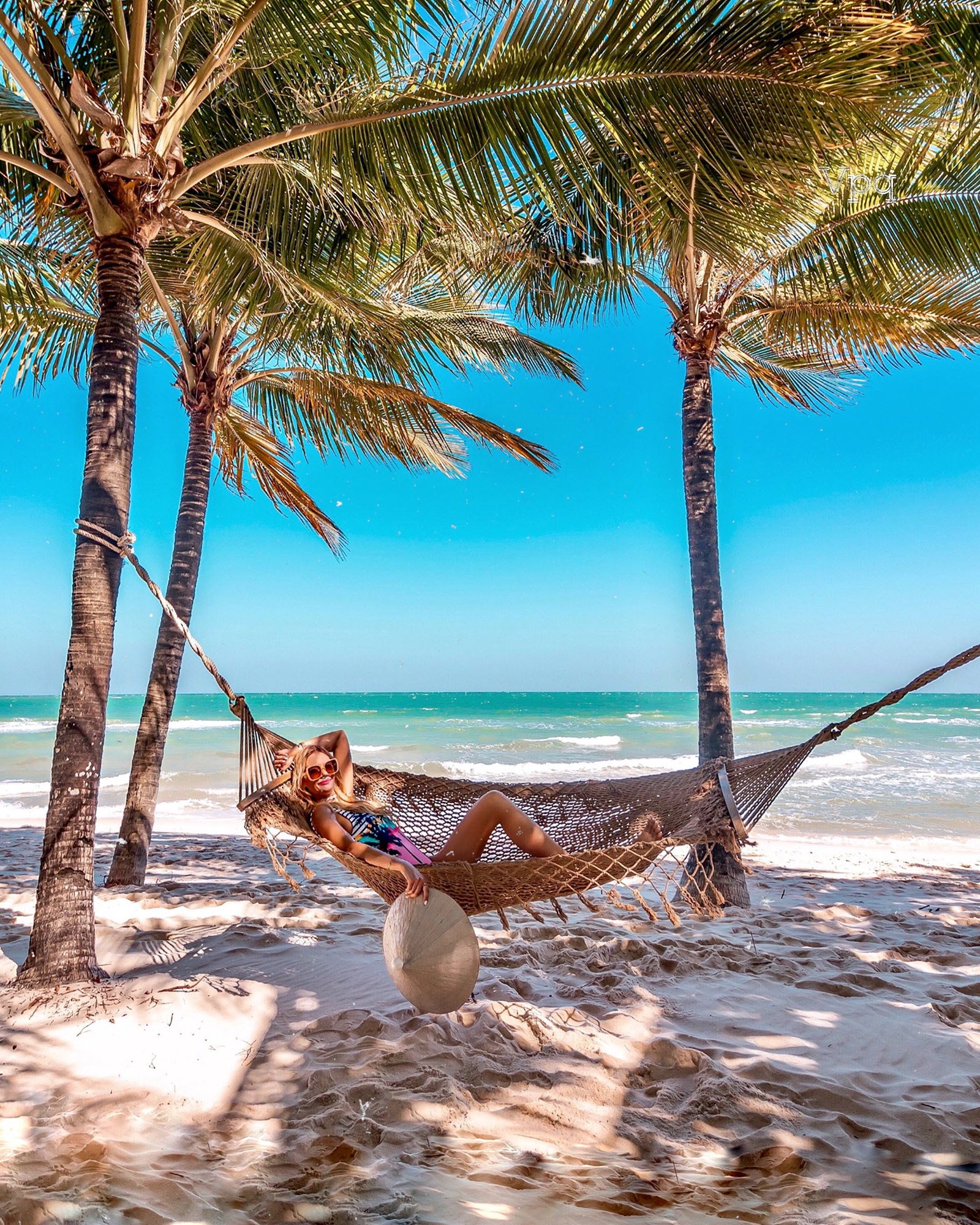 Du kh&aacute;ch check-in tại b&atilde;i biển JW Marriot Phu Quoc Resort