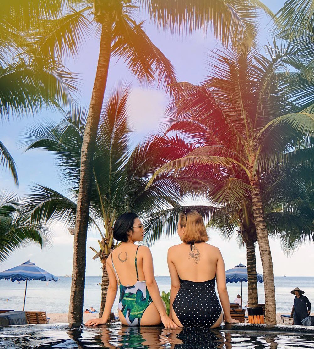 Du kh&aacute;ch check-in tại hồ bơi Con S&ograve; JW Marriot Phu Quoc