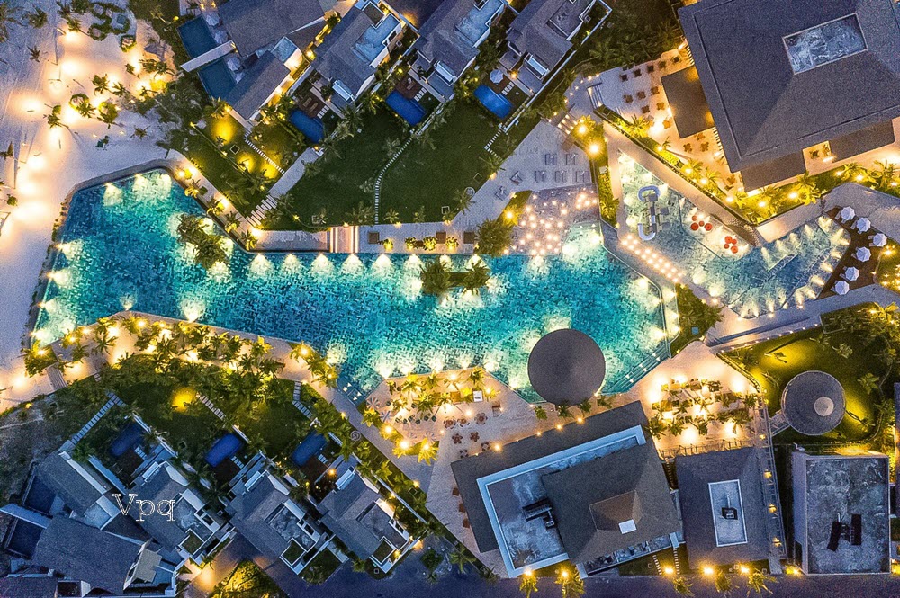 Hồ bơi vô cực 7.000m2 tại trung tâm New World Phu Quoc