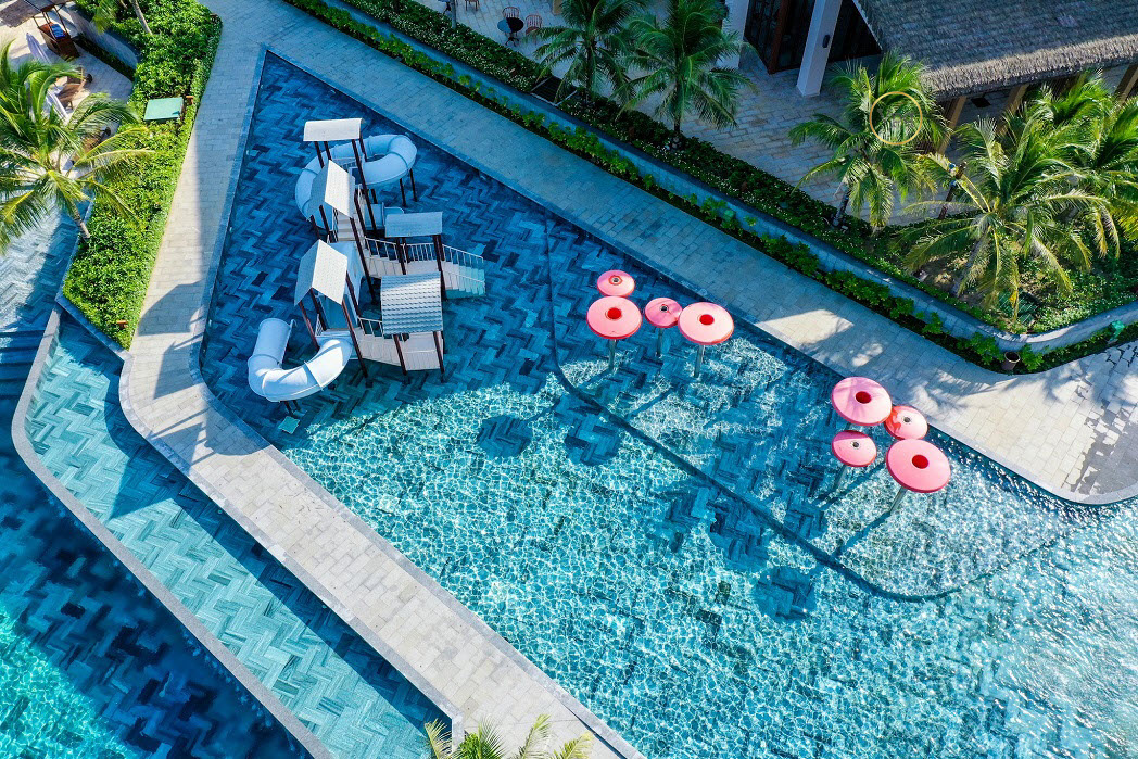 Khu vực hồ bơi tại New World Phu Quoc Resort